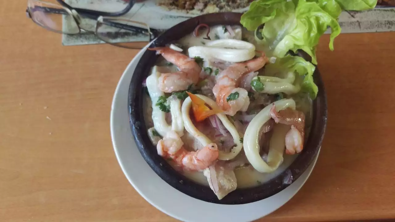 Eine Art Ceviche auf einem Markt in Santiago de Chile